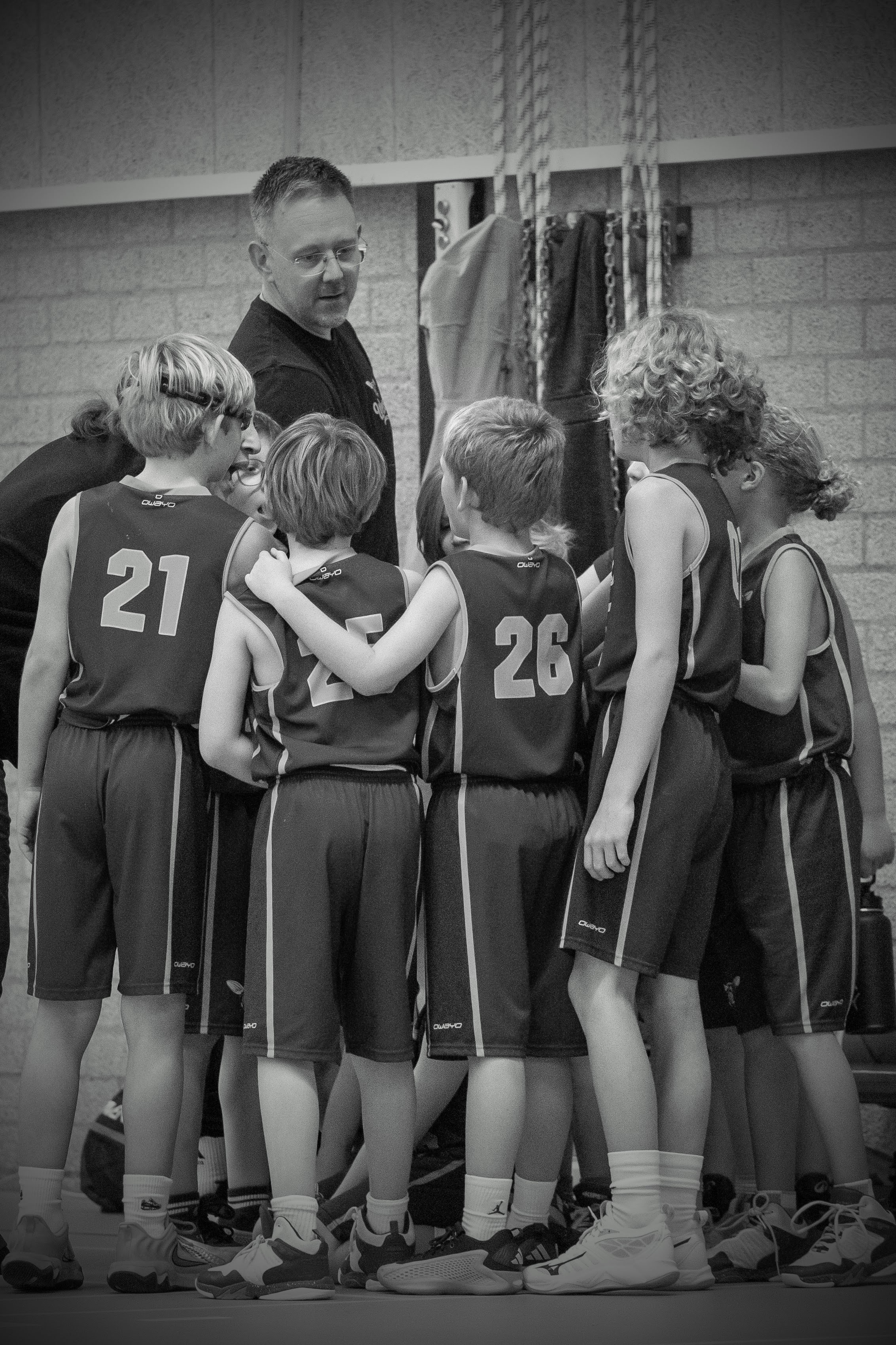 Bertrand Capard coaching a youth basketball team.